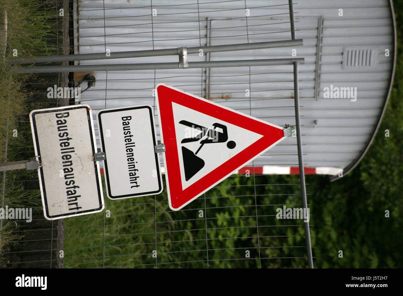 Il traffico di barriera segni sito in costruzione nero jetblack swarthy nero profondo vuoto Foto Stock