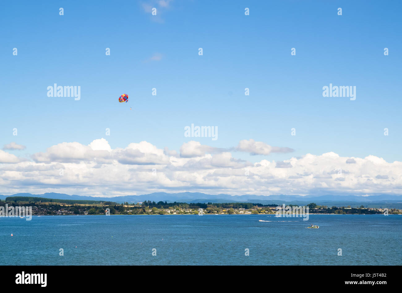 Taupo, Nuova Zelanda - Marzo 27,2016 : acqua sport parasailing nel Lago Taupo, Nuova Zelanda. Foto Stock