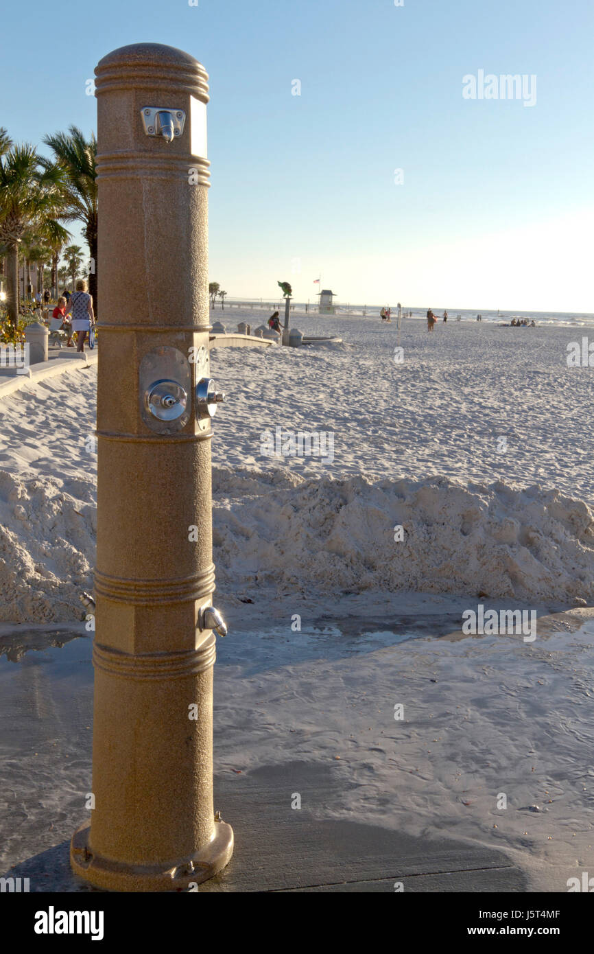 Clearwater Beach, Florida, Stati Uniti d'America - 24 Gennaio 2017: piede la stazione di lavaggio con un rubinetto dove beachgoers possono accedere acqua per sciacquare la sabbia fuori le loro gambe Foto Stock