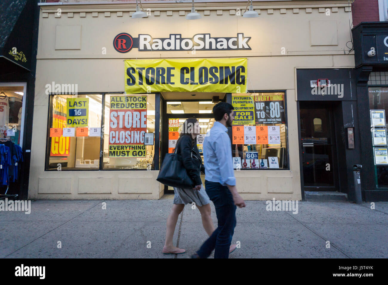 Un negozio di RadioShack in Hoboken nel New Jersey martedì, 16 maggio 2017 . Dopo la presentazione in un secondo tempo per il Capitolo 11 fallimento di protezione di RadioShack chiuderà 552 negozi, circa il 36% delle sue posizioni. (© Richard B. Levine) Foto Stock