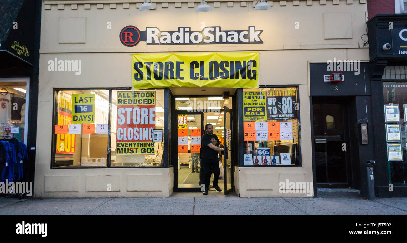 Un negozio di RadioShack in Hoboken nel New Jersey martedì, 16 maggio 2017 . Dopo la presentazione in un secondo tempo per il Capitolo 11 fallimento di protezione di RadioShack chiuderà 552 negozi, circa il 36% delle sue posizioni. (© Richard B. Levine) Foto Stock
