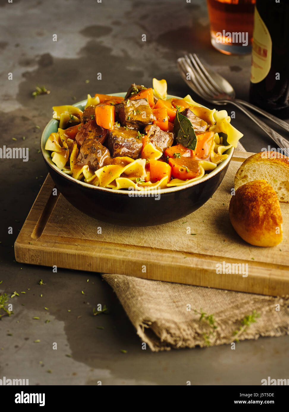 Gulasch di manzo con zucca e tagliatelle Foto Stock