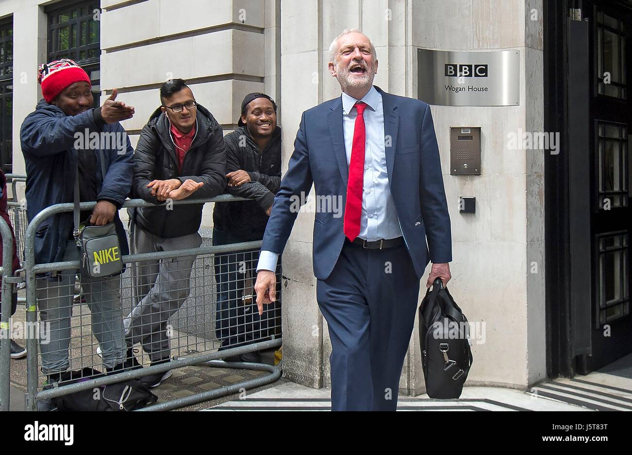 Leader laburista Jeremy Corbyn lasciando BBC Broadcasting House di Londra dopo una comparsa sul Jeremy Vine mostra su Radio 2. Foto Stock