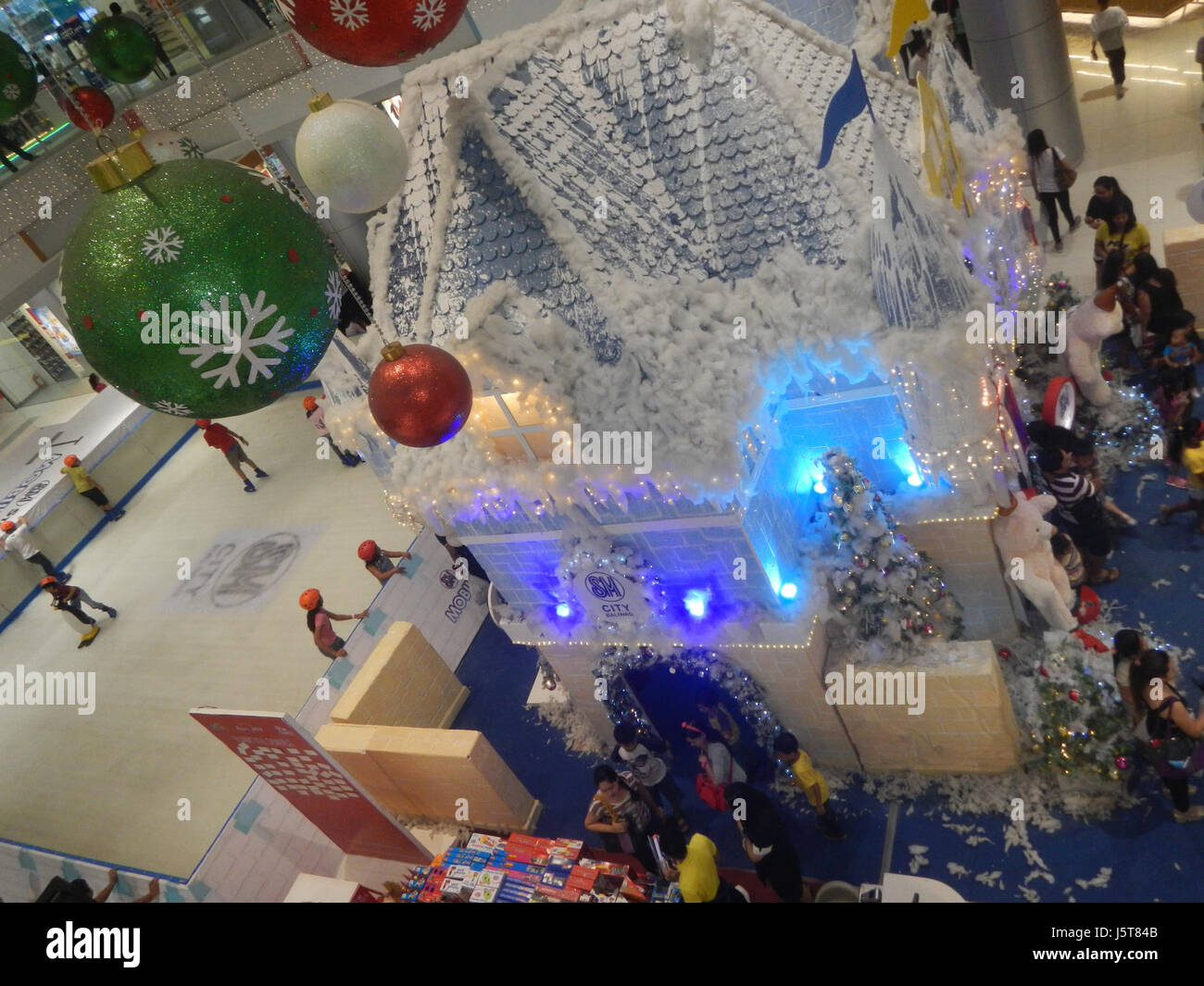 La pista di pattinaggio su ghiaccio mobile del SM Storyland di Baliuag offre un'esperienza temporanea di pattinaggio su ghiaccio in un ambiente orientato alla comunità. Situata a Baliuag, Bulacan, Filippine, questa pista offre ai residenti locali attività ricreative stagionali. Foto Stock