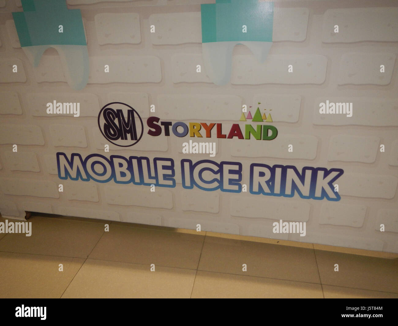 La pista di pattinaggio su ghiaccio mobile di SM Storyland a Baliuag offre un'esperienza ricreativa unica, con una pista di pattinaggio portatile per il divertimento del pubblico. Situato a Baliuag, Bulacan, è un'attrazione stagionale nella comunità locale. Foto Stock