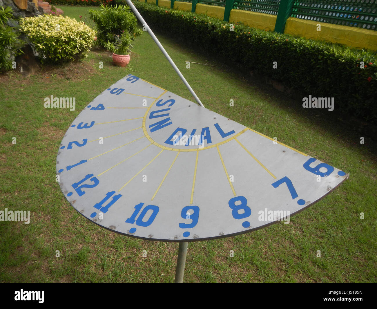 La Baliuag North Elementary School Sundial, nelle Filippine, funge da dispositivo di cronometraggio storico e funzionale. Riflette l'integrazione dell'architettura e dell'ingegneria locale, con un'enfasi sull'uso sia estetico che pratico nell'ambiente scolastico. Foto Stock