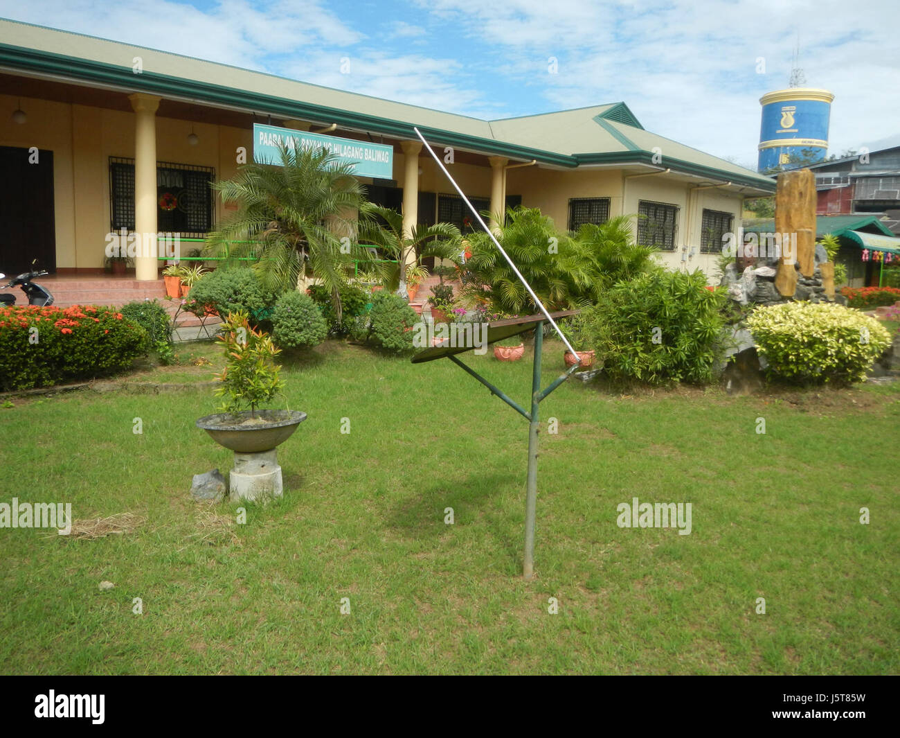 La meridiana della Baliuag North Elementary School di Bulacan serve sia come strumento educativo che come simbolo storico. Riflette l'integrazione della scienza nell'ambiente educativo della scuola. Foto Stock