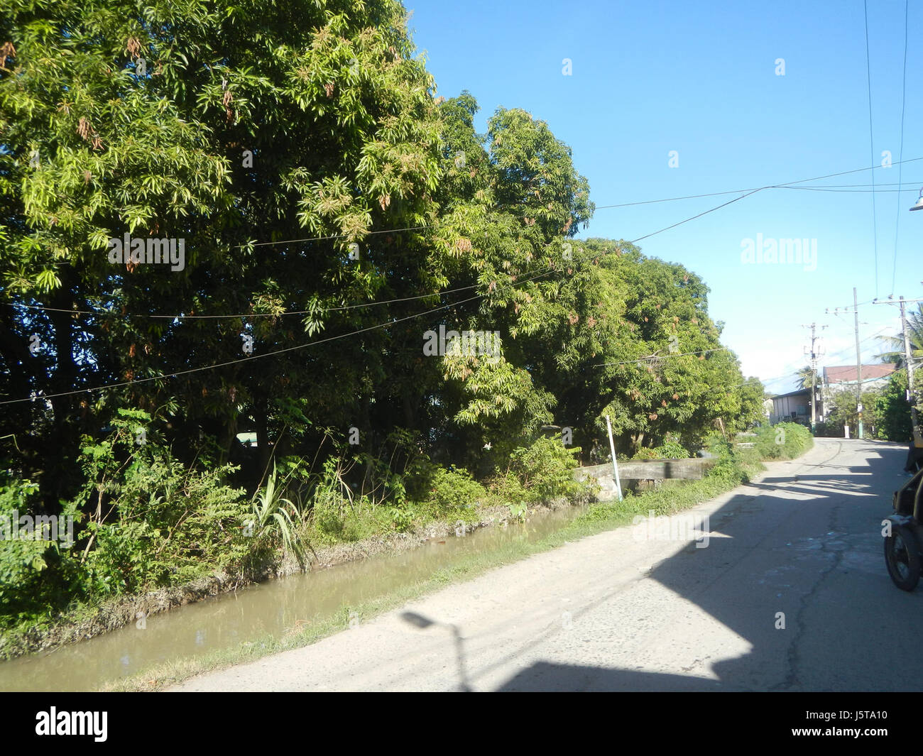 Una fotografia della Eastgate Christian Academy situata a Bantog, San Miguel, Bulacan, che cattura l'ambiente scolastico locale e i suoi dintorni. Foto Stock