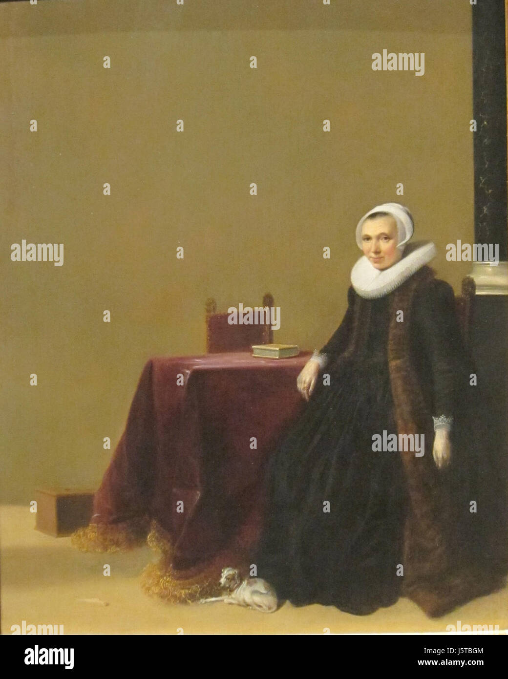 "Ritratto di una donna con un cane" di Hendrick Gerritsz. Vaso, dipinto intorno al 1635, è un pezzo di olio su legno che cattura il ritratto di una donna accanto al suo animale domestico. Questo lavoro riflette l'abilità dell'artista nella ritrattistica durante il secolo d'oro olandese, mostrando attenzione ai dettagli e al realismo. Foto Stock "Ritratto di una donna con un cane" di Hendrick Gerritsz. Vaso, dipinto intorno al 1635, è un pezzo di olio su legno che cattura il ritratto di una donna accanto al suo animale domestico. Questo lavoro riflette l'abilità dell'artista nella ritrattistica durante il secolo d'oro olandese, mostrando attenzione ai dettagli e al realismo. Foto Stock