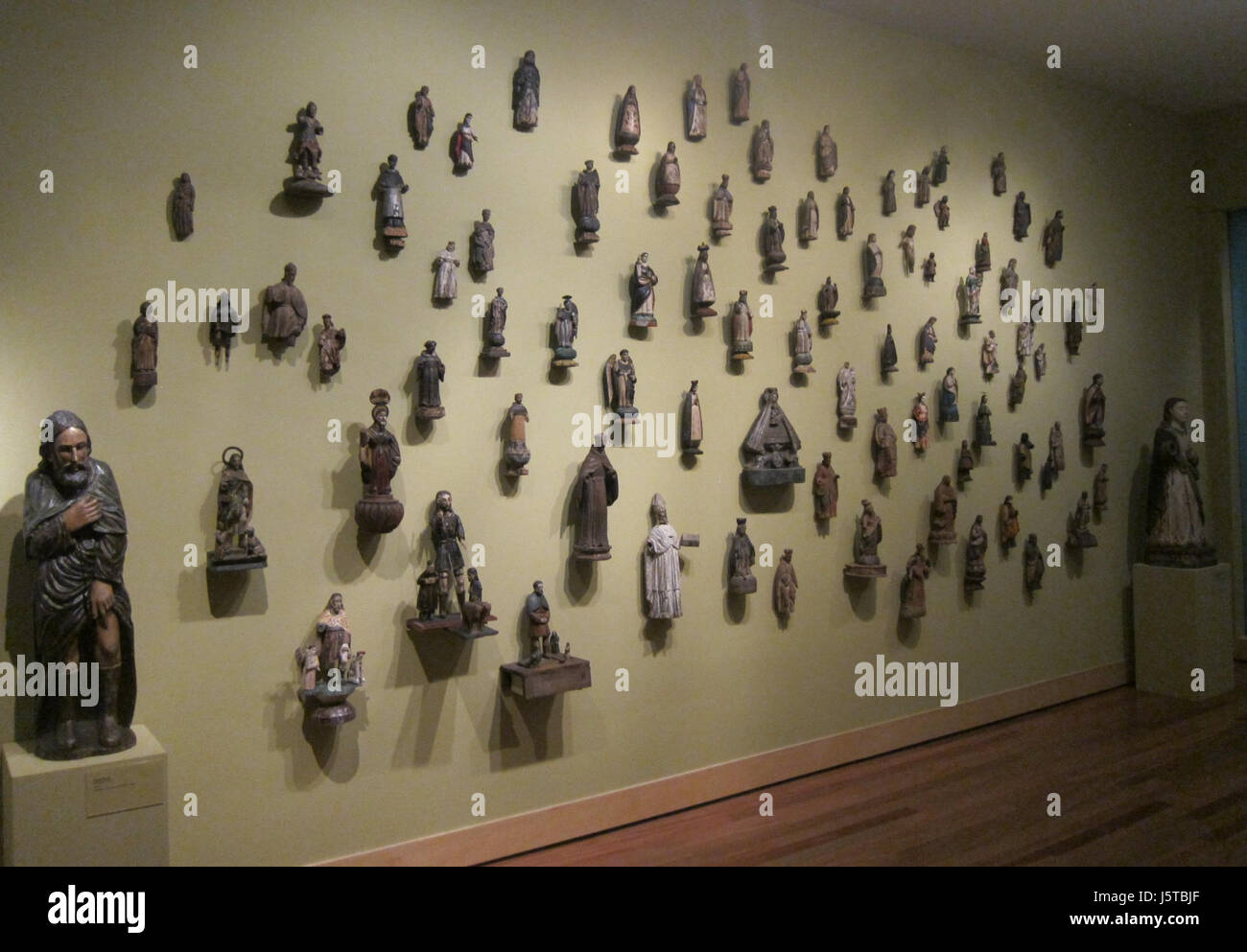 "Santos" si riferisce a una collezione di icone religiose filippine ospitate presso il Museo d'Arte di Honolulu Queste sculture in legno raffigurano santi e sono significative nelle pratiche religiose e culturali filippine. Foto Stock