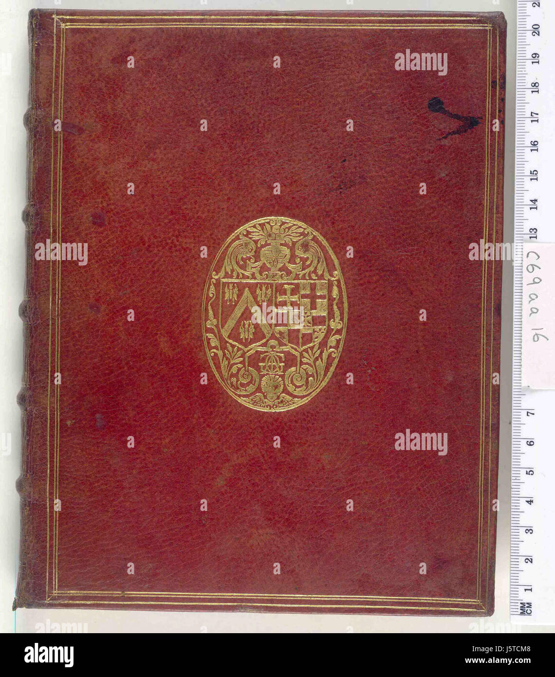 La copertina superiore (c69aa16) si riferisce a un elemento specifico, probabilmente proveniente da una raccolta o da un archivio. Potrebbe rappresentare un'illustrazione dettagliata, un documento o un oggetto correlato a un contesto storico, spesso conservato per scopi di archiviazione. Foto Stock