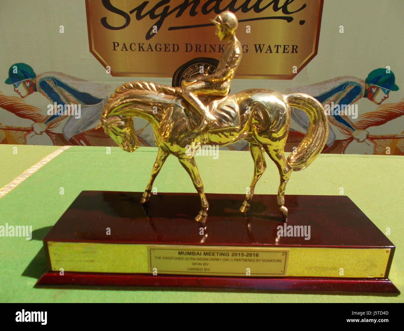 Questo si riferisce al prestigioso Kingfisher Ultra Million Indian Derby, uno degli eventi ippici più significativi in India, con il trofeo associato che simboleggia la vittoria nella competizione. Foto Stock