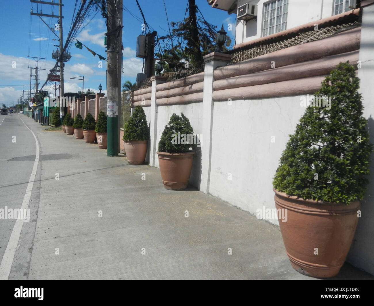 Questa immagine mostra i motel lungo la MacArthur Highway, che abbracciano le città di Malolos, Guiguinto e Balagtas a Bulacan. Questo tratto di strada è una parte fondamentale delle infrastrutture turistiche e dei trasporti della regione, con motel che si rivolgono ai viaggiatori della zona. Foto Stock