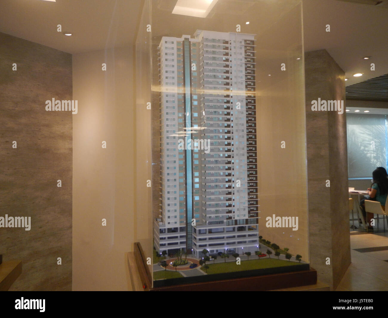I centri commerciali Forum Robinsons e Cybergate sono i principali centri commerciali situati nella città di Mandaluyong, Metro Manila. Sono noti per la loro vasta gamma di negozi al dettaglio, ristoranti e strutture di intrattenimento. Foto Stock