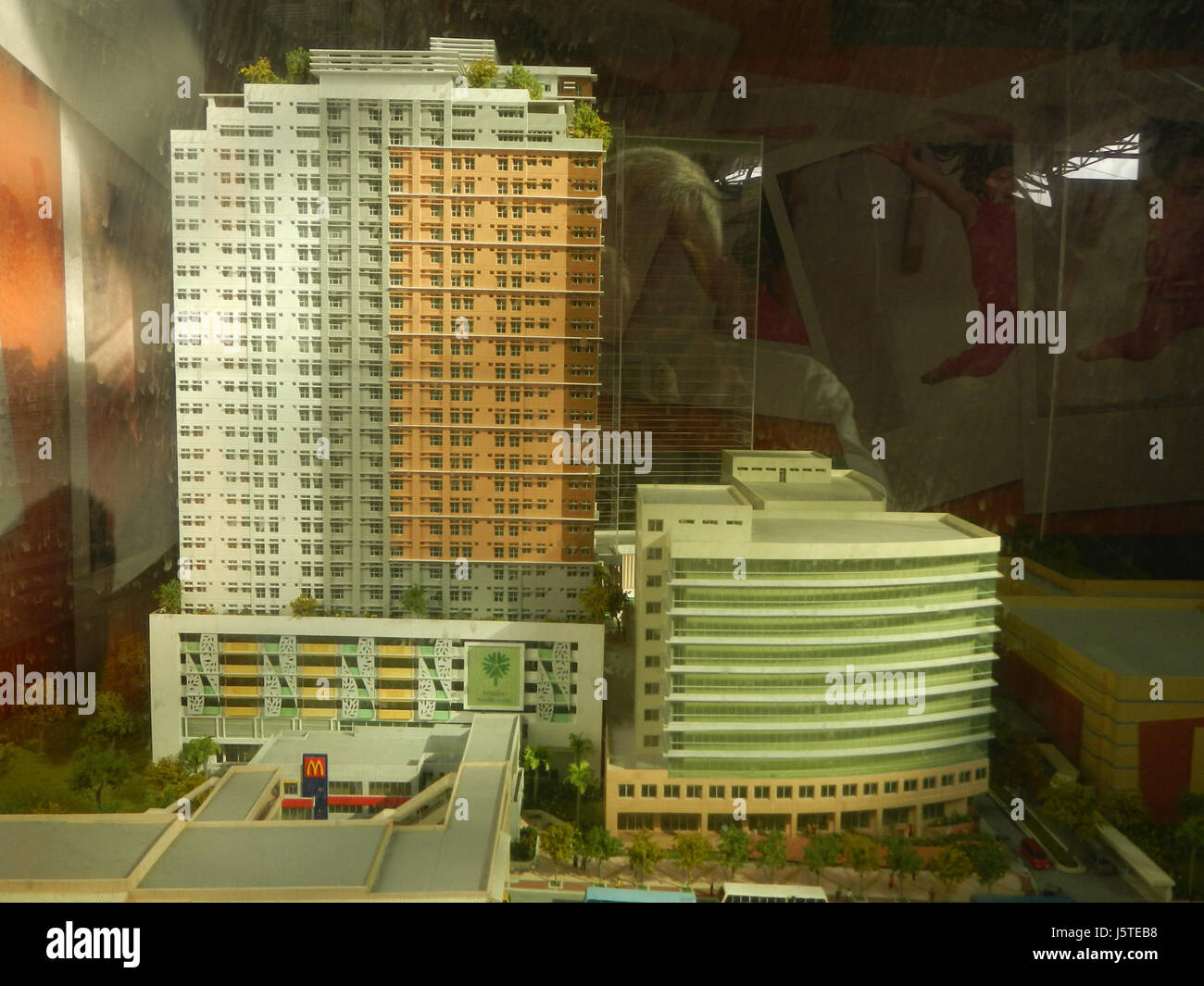 Questa immagine mette in evidenza i centri commerciali Forum Robinsons e Cybergate situati nella città di Mandaluyong, Metro Manila, che mostrano il paesaggio commerciale della zona, compresi i principali centri commerciali e le strade principali come EDSA e Boni. Foto Stock