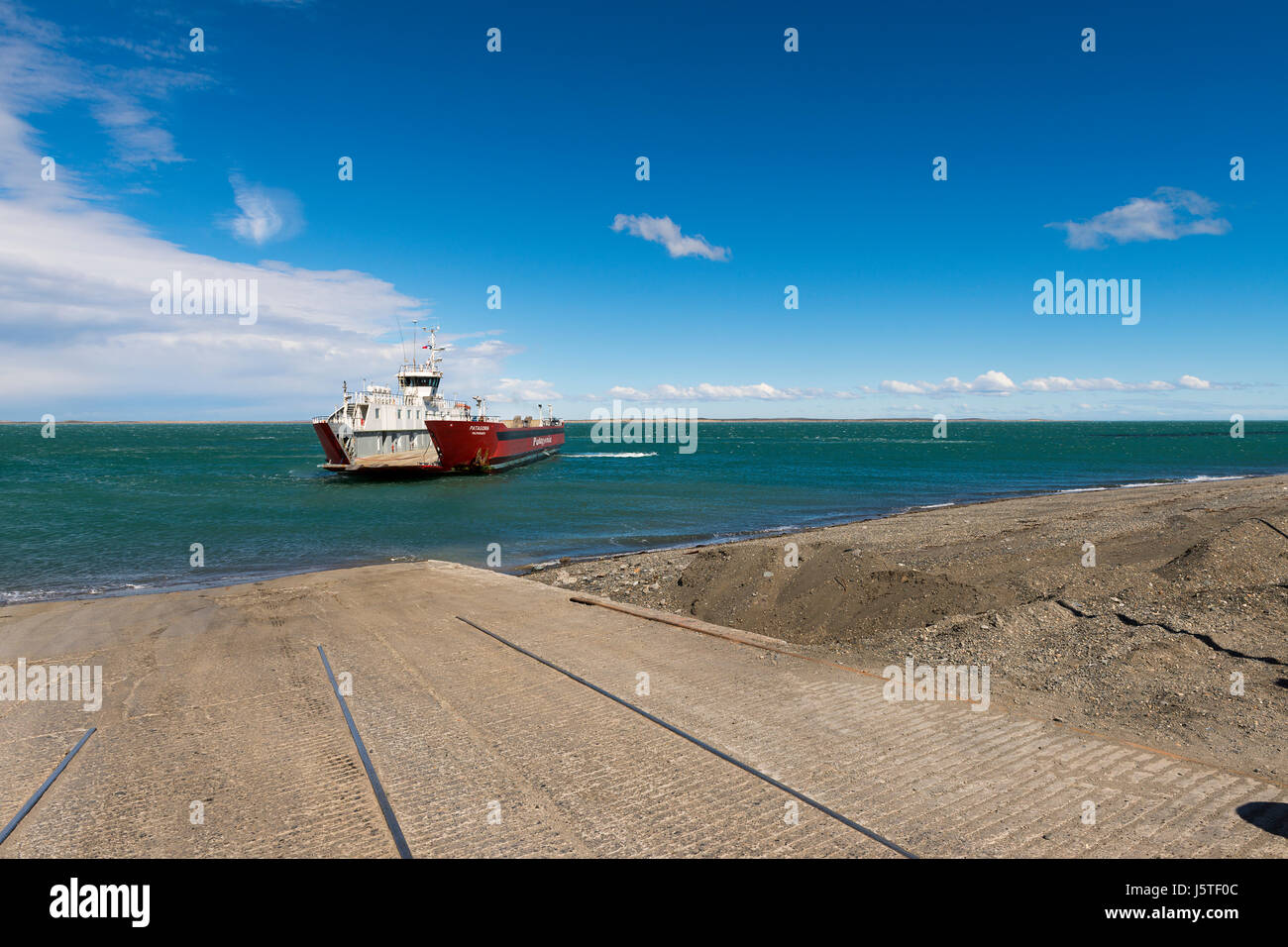 Cruce Punta Delgada, Cile - 13 Ottobre 2013: Traghetto barca si avvicina il dock in Cruce Punta Delgada nello Stretto di Magellano, Cile. Foto Stock