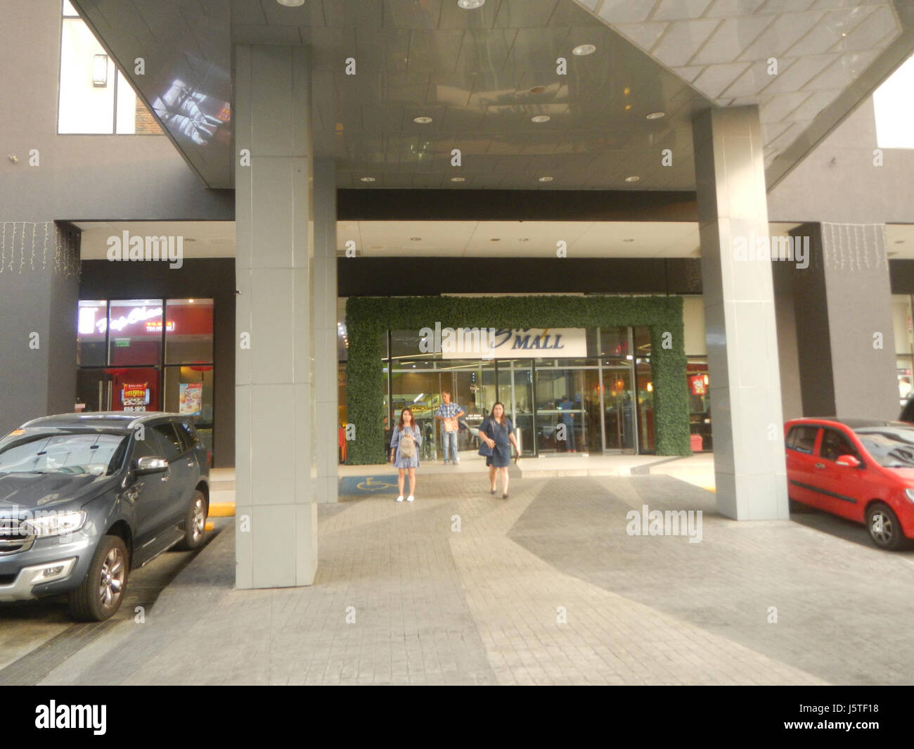 Questa immagine mostra il Light Mall e le Light Residences, parte dello sviluppo SMDC a Mandaluyong City, Metro Manila. Lo sviluppo enfatizza la vita urbana e l'architettura moderna. Foto Stock