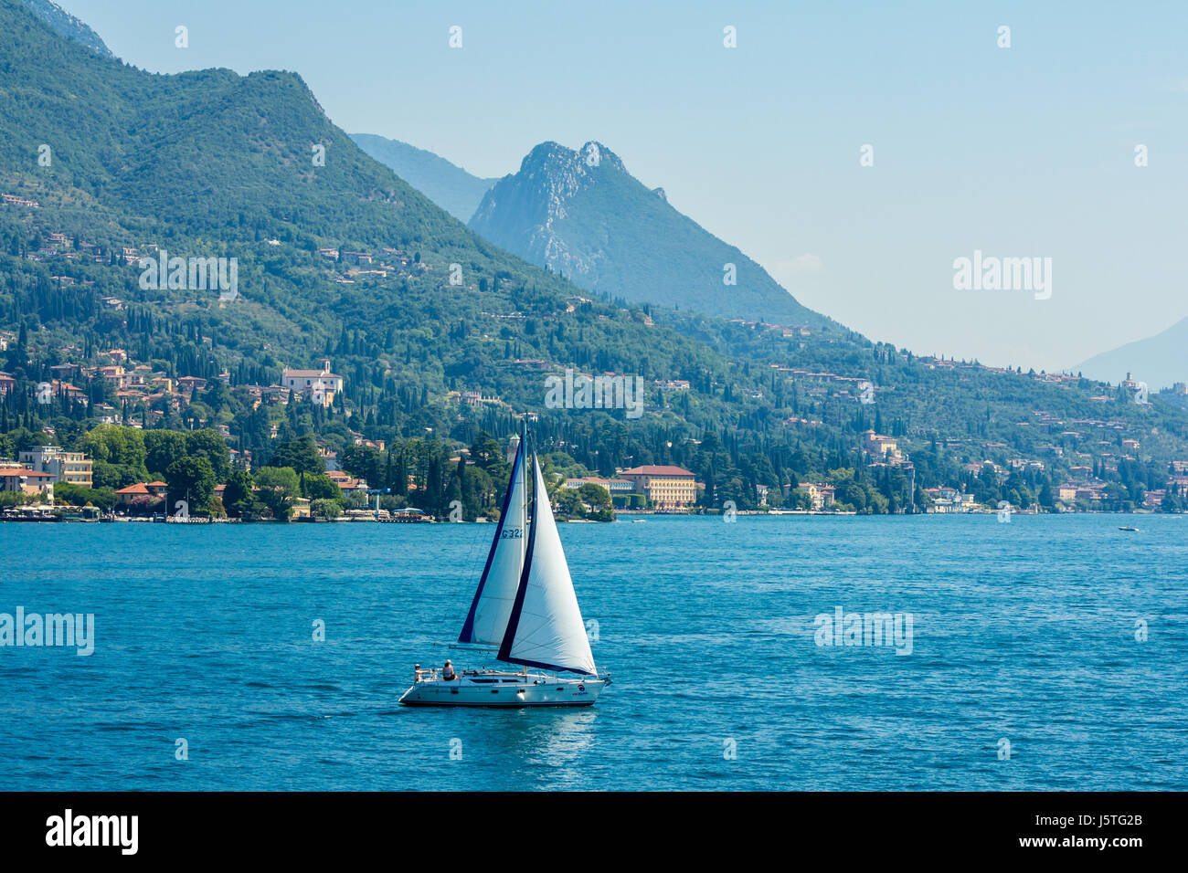 Il lago di Garda, Italia - 10 Giugno 2014: barche a vela sul Lago di Garda Foto Stock