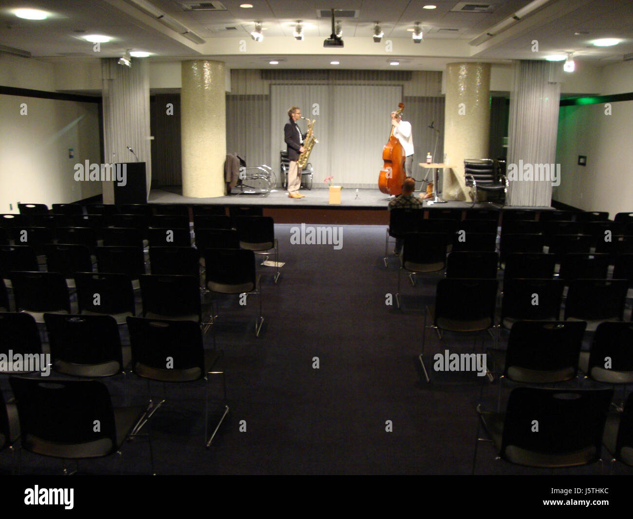 "Design Loves Art" al Pacific Design Center di Los Angeles è una mostra che unisce il mondo del design contemporaneo e dell'arte, mostrando opere innovative di designer e artisti. Foto Stock