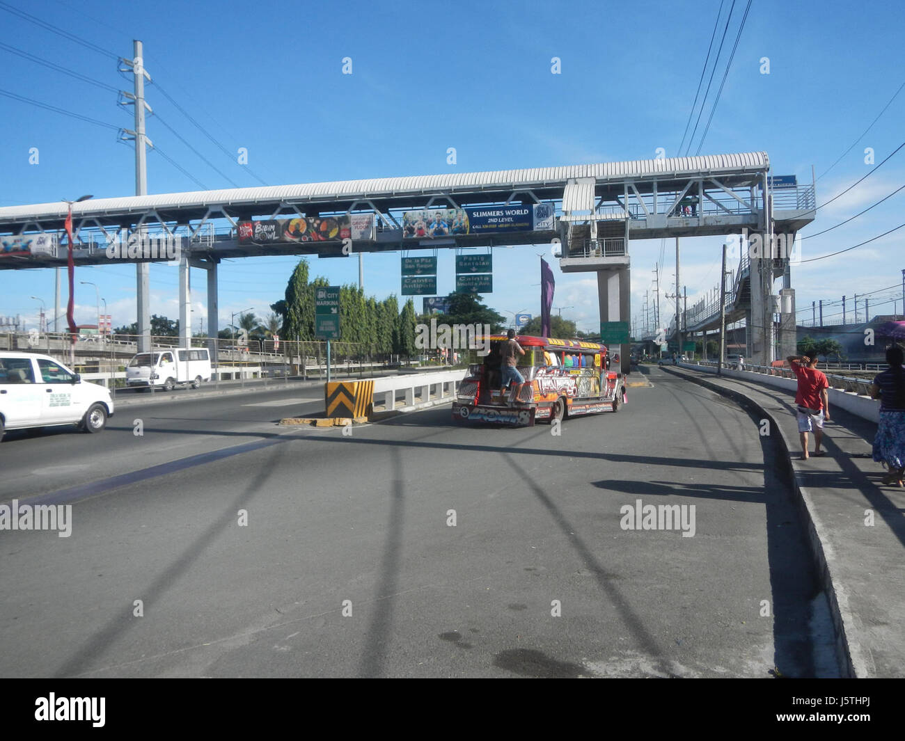 Il passerella pedonale sulla Marcos Highway a Marikina City funge da attraversamento pedonale, migliorando la sicurezza e l'accessibilità per i pendolari della zona. Foto Stock