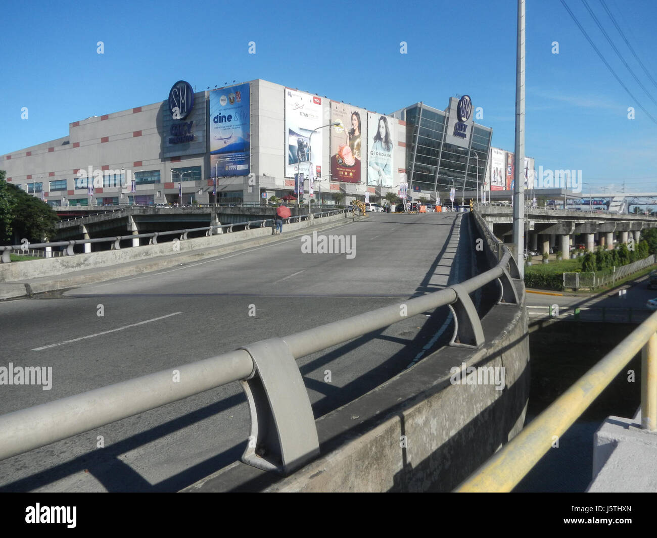Una foto del 2012 del Footbridge sulla Marcos Highway, situato nella città di Marikina. Il ponte è un importante collegamento di trasporto, progettato per migliorare l'accesso pedonale e la mobilità nella zona. Foto Stock