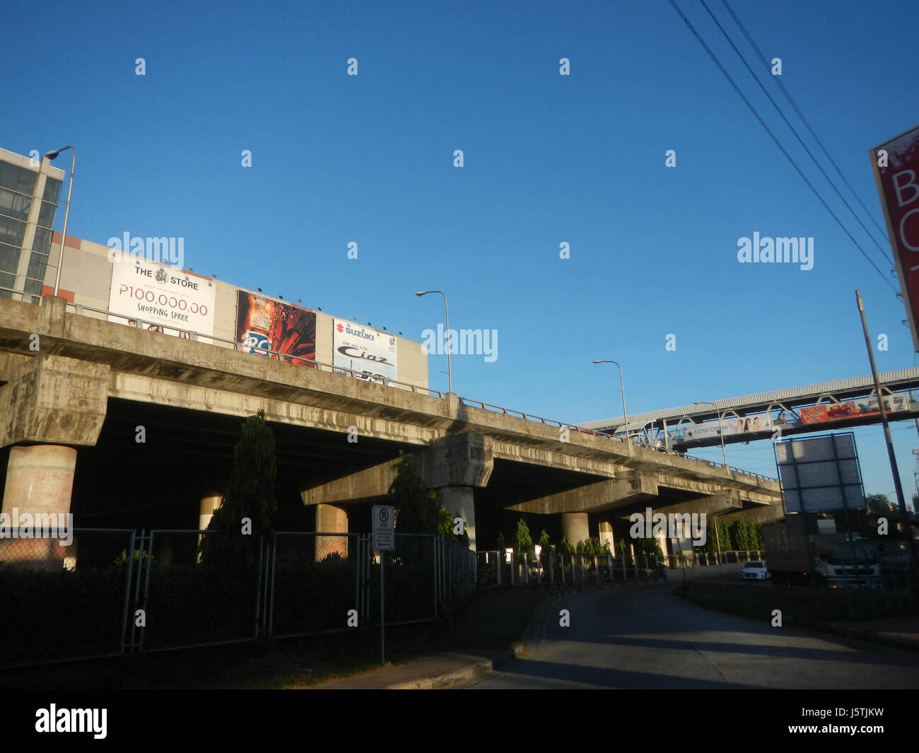 01014 SM City Marikina cavalcavia Marcos ponte autostrada Fiume linea LRT 2 Foto Stock