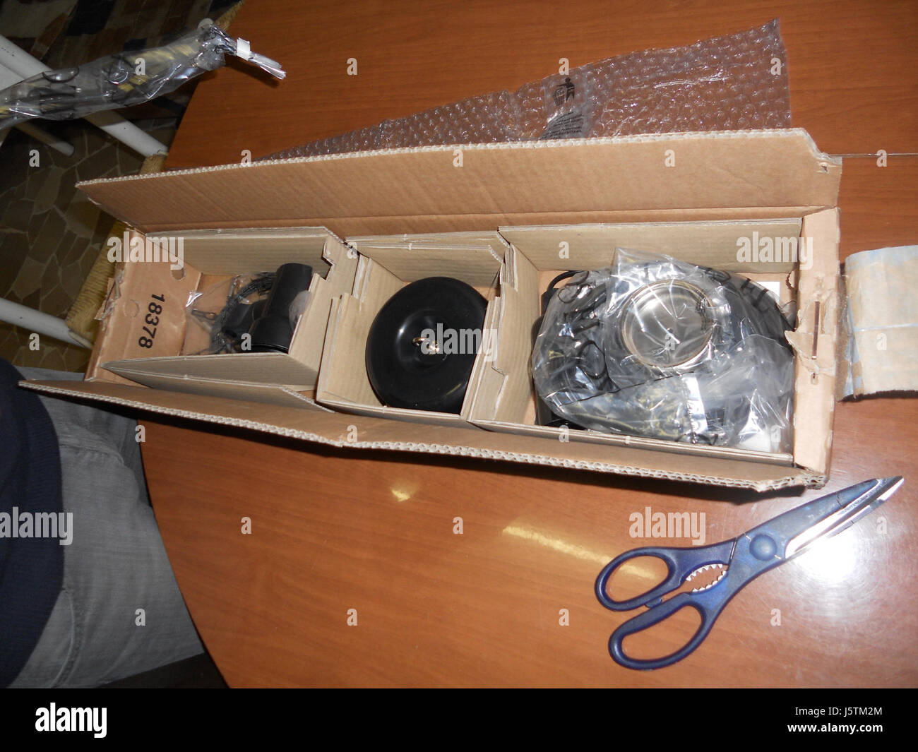 La lampada Parentesi, progettata da Achille Castiglioni per Flos, è un pezzo di illuminazione unico che unisce minimalismo e funzionalità. Il suo design consente il posizionamento regolabile della sorgente luminosa, il che la rende ideale per gli spazi residenziali e commerciali. Foto Stock