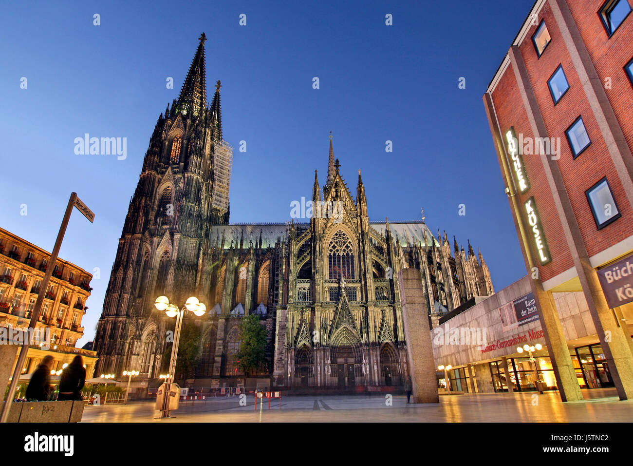 La cattedrale di Colonia sera piazza dei musei e luoghi di sera firmamento cielo Foto Stock