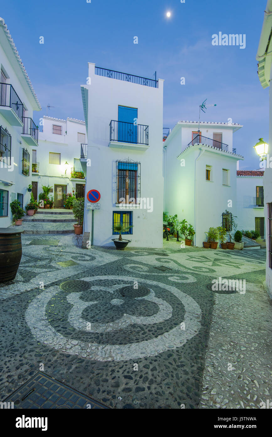 Illuminata di sera stretta strada romantica a Frigiliana,bianco viallage in Spagna Foto Stock