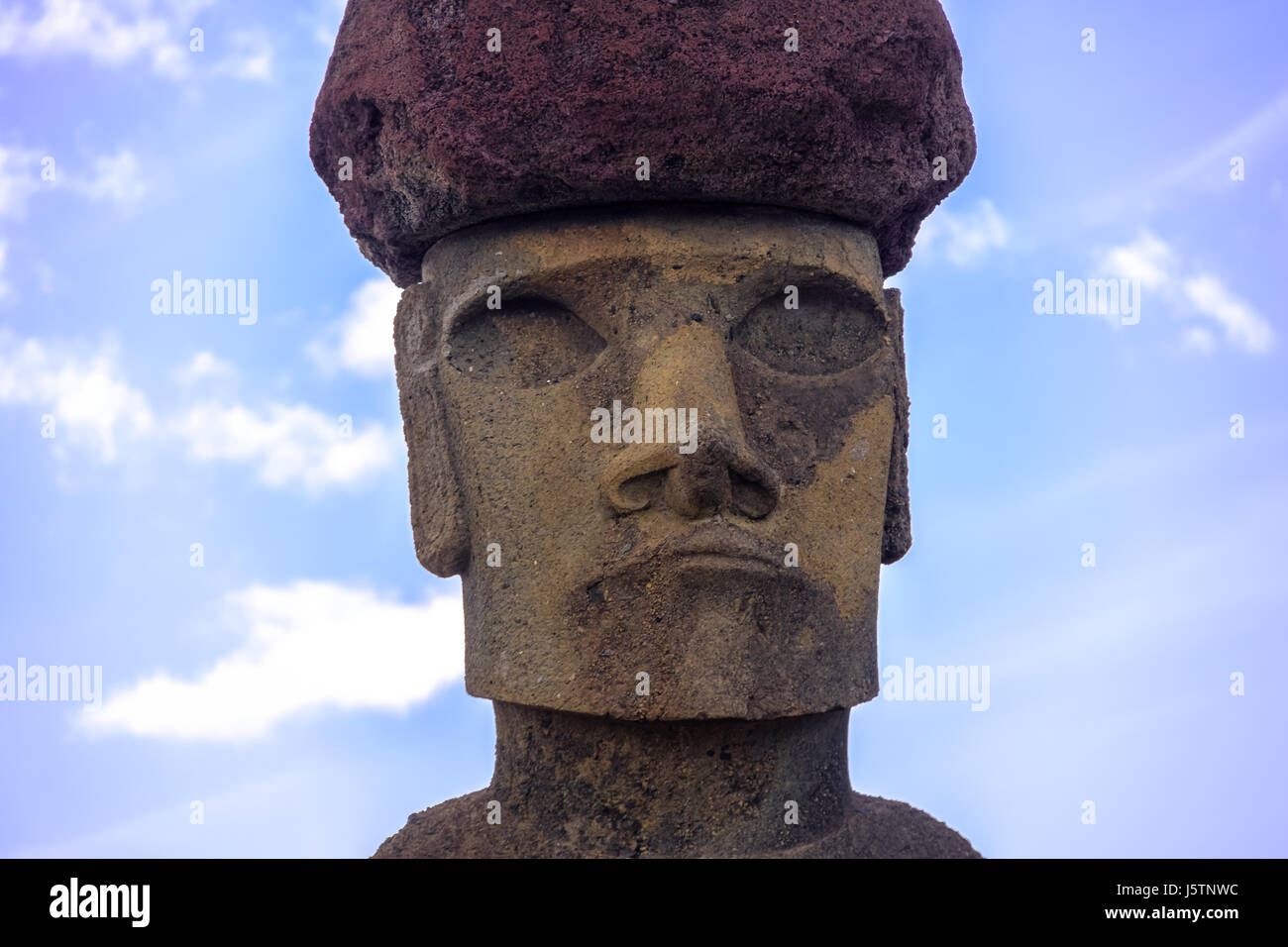 Vista ravvicinata del moai statua volto di Ahu Nau Nau indossando topknot vicino alla spiaggia di Anakena - Isola di Pasqua, Cile Foto Stock