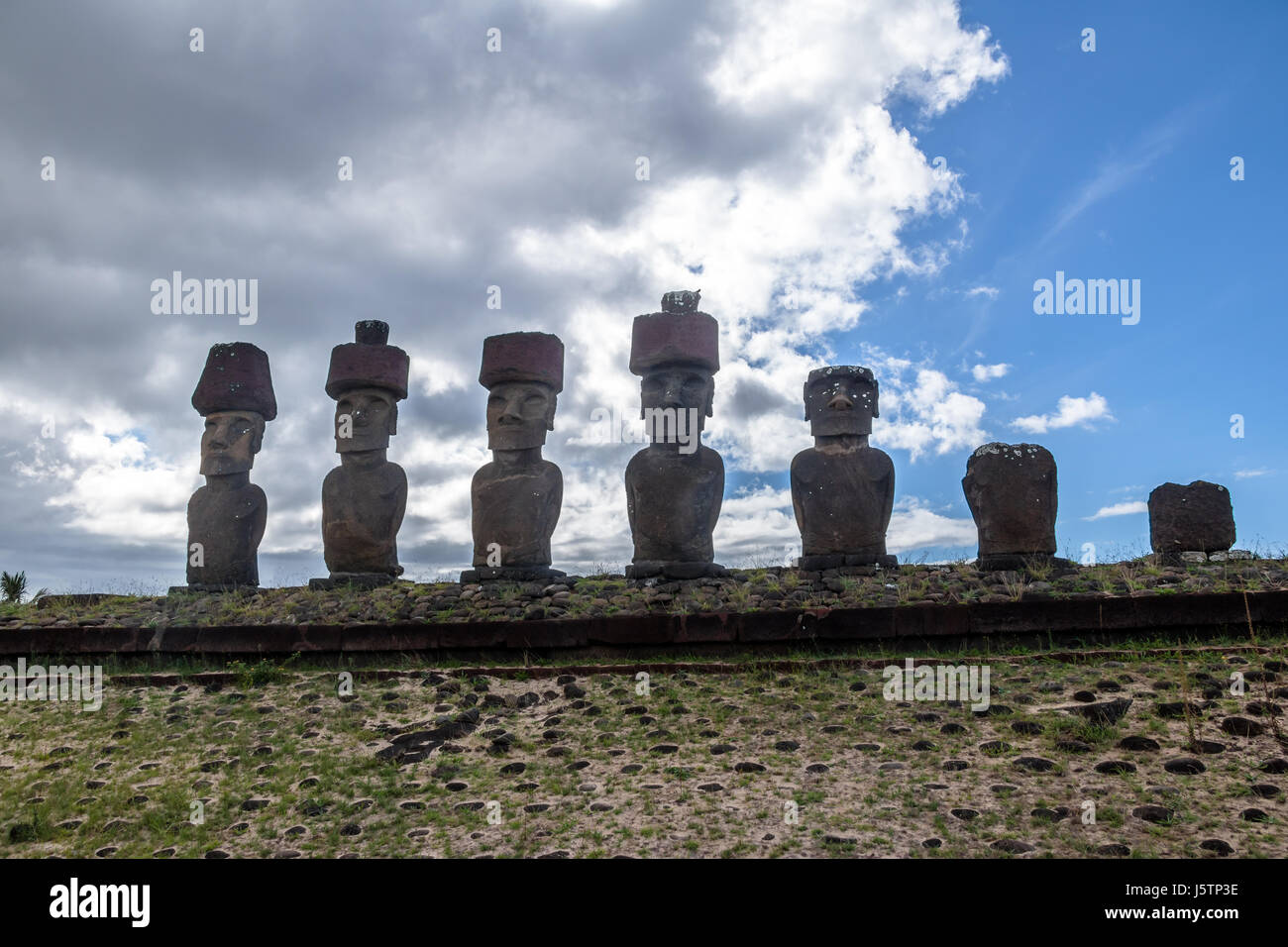 Moai Statue di Ahu Nau Nau indossando topknots vicino alla spiaggia di Anakena - Isola di Pasqua, Cile Foto Stock