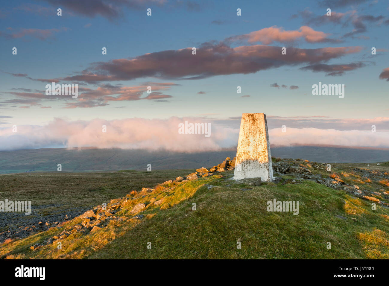 Il vertice di grande Stony Hill con le colline a sud è avvolta nella nebbia Hill, Superiore Teesdale, County Durham, Regno Unito Foto Stock