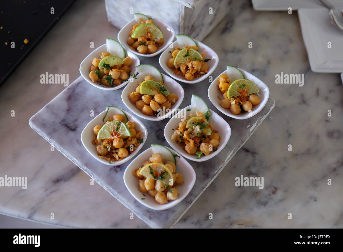 Vassoio di antipasti. finger food servire sul piatto da portata. Vari spazi per banchetti spuntini preparare per l'evento parte del luxury hotel Four Points by Sheraton Agra Foto Stock