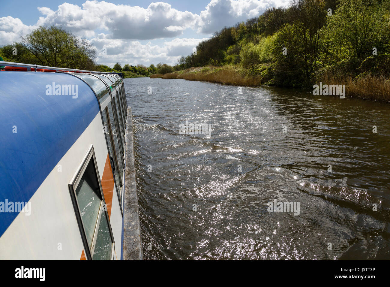 Narrowboat sul fiume Weaver, Radlett, vicino a Northwich, Cheshire Foto Stock