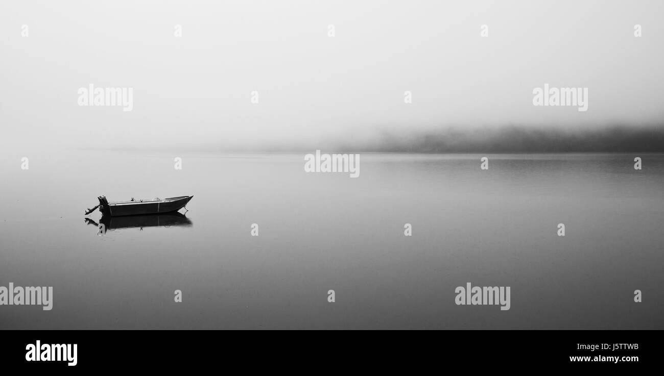Quando il tempo si ferma e vi è un solo, acqua rimane ancora e posso vedere il riflesso di tutti gli oggetti, quando il cielo cade verso il basso e verso l'orizzonte è andato ho' trovato nebbia. Foto Stock