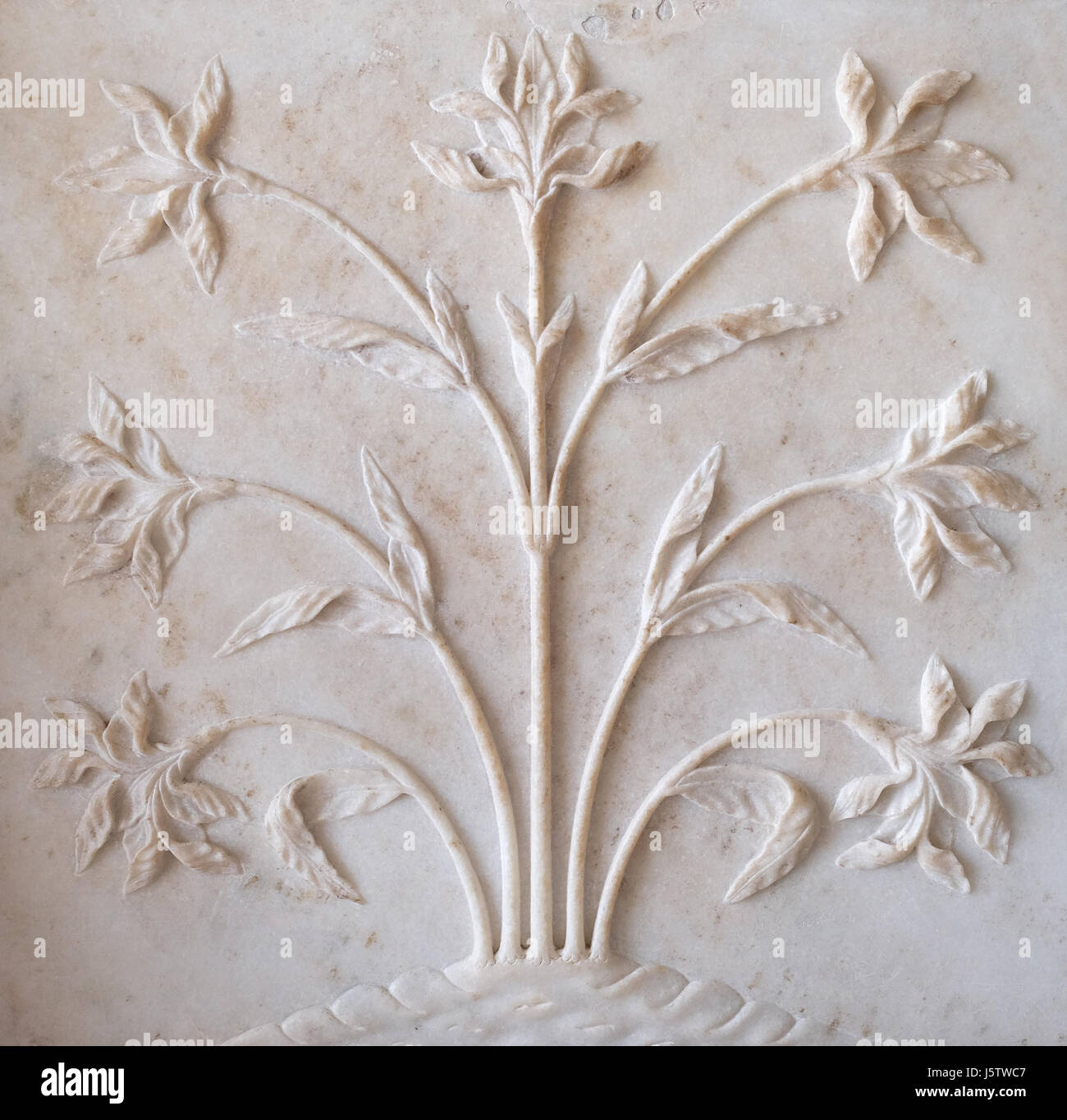 Mughal arte in pietra sulla facciata del Taj Mahal (corona di palazzi), un bianco-avorio mausoleo di marmo in Agra Foto Stock