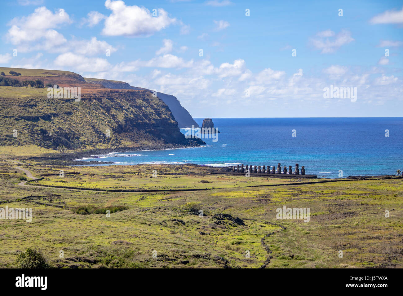 Moai Statue di Ahu Tongariki vista da Rano Raraku Vulcano - Isola di Pasqua, Cile Foto Stock