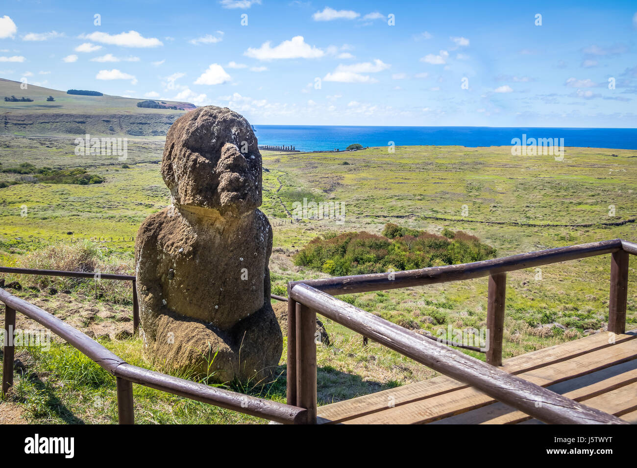 La sola seduta Moai statua a Rano Raraku cava di Vulcano - Isola di Pasqua, Cile Foto Stock