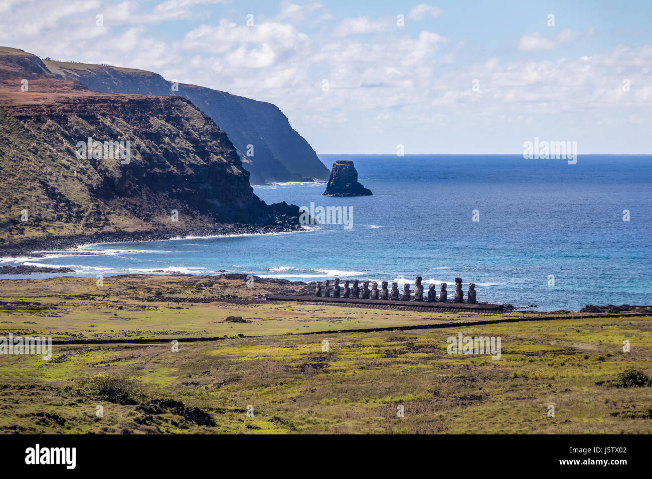 Moai Statue di Ahu Tongariki vista da Rano Raraku Vulcano - Isola di Pasqua, Cile Foto Stock