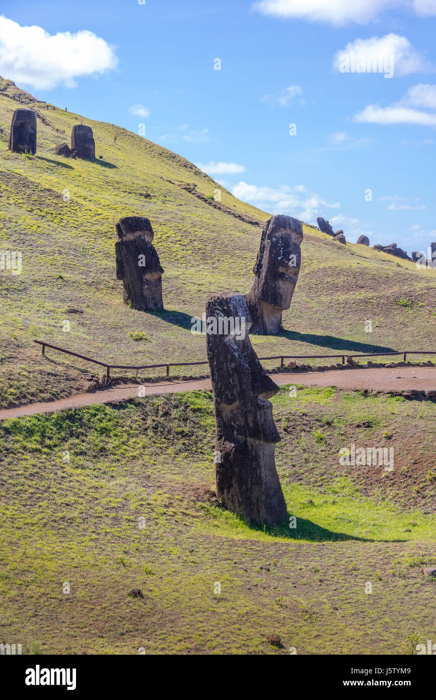 Moai Statue di Rano Raraku cava di Vulcano - Isola di Pasqua, Cile Foto Stock