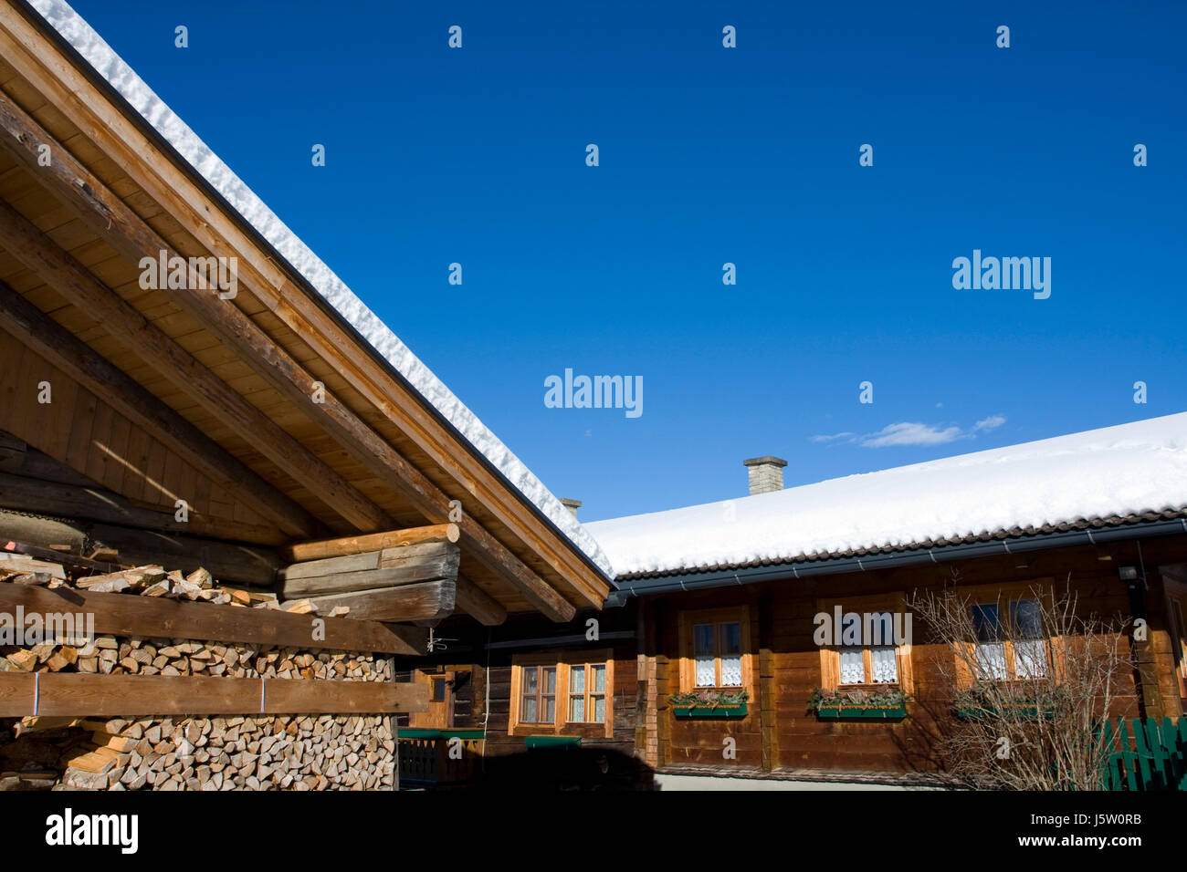 Inverno turismo legno alpi agriturismo Montagna neve blu legno inverno freddo alpi del turismo Foto Stock