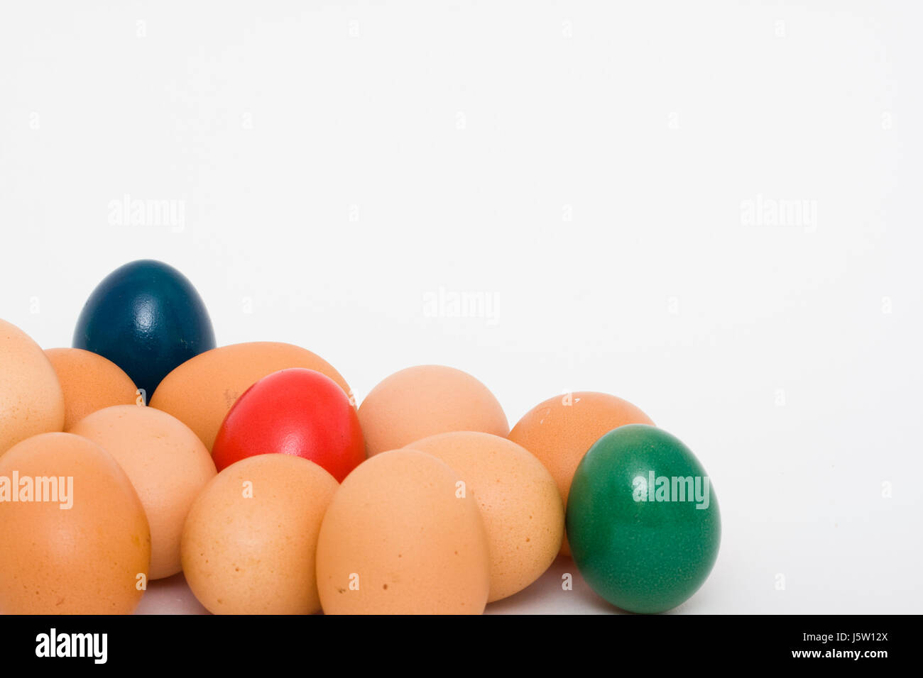 Le uova di pasqua,colorato e non verniciati Foto Stock