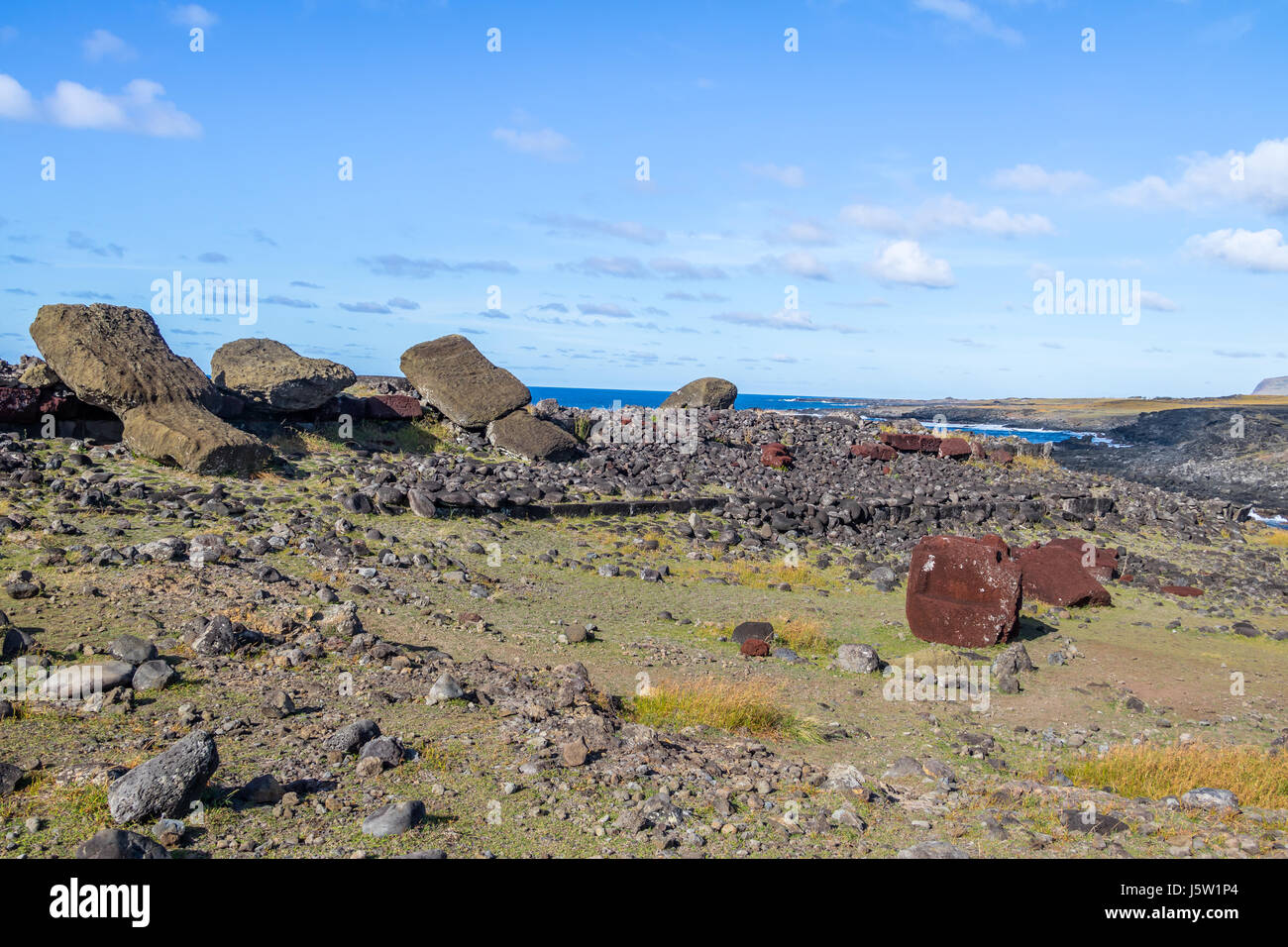 Moai caduto a faccia in giù le statue a Ahu Akahanga - Isola di Pasqua, Cile Foto Stock