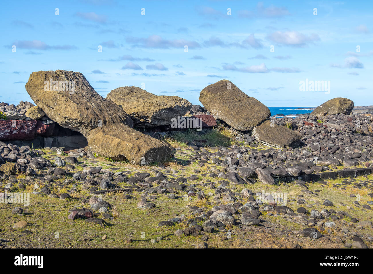 Moai caduto a faccia in giù le statue a Ahu Akahanga - Isola di Pasqua, Cile Foto Stock