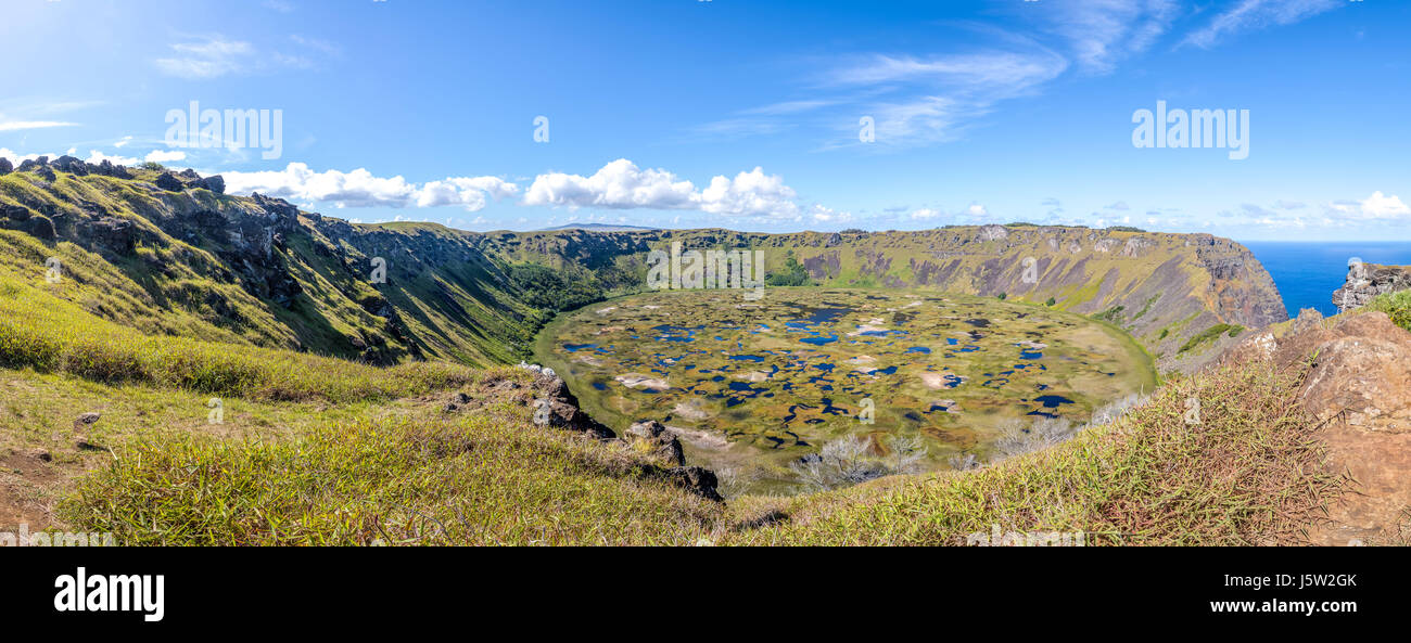 Vista panoramica di Rano Kau cratere del vulcano - Isola di Pasqua, Cile Foto Stock