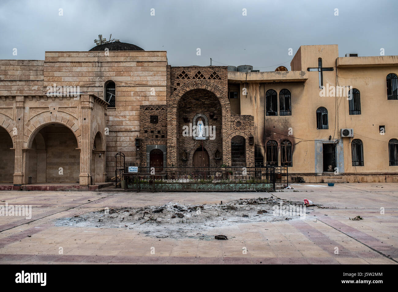 Il cortile della Chiesa Immacolata Concezione nella città cristiana di Qaraqosh, Iraq dove stato islamico bruciato tutte le chiese testi religiosi e libri prima della città è stata liberata da ISIS in 2016. Foto Stock