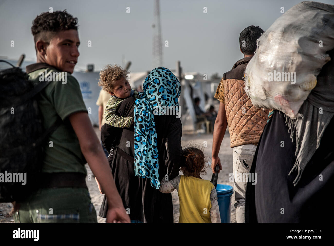 Un spostato la madre e il bambino entrare Hammam Al Alil IDP camp, Iraq Foto Stock