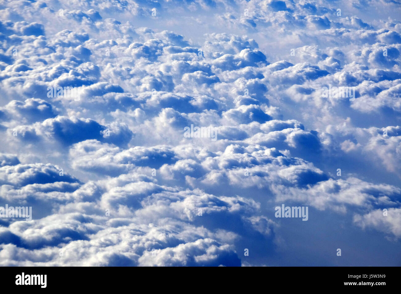 Vista dello Skyline di Sopra le nuvole dal piano di aria Foto Stock