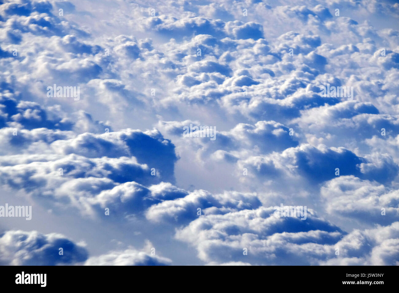 Vista dello Skyline di Sopra le nuvole dal piano di aria Foto Stock