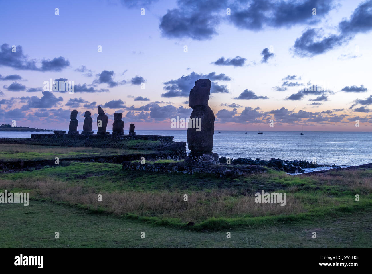 Ahu Tahai Moai Statue nei pressi di Hanga Roa al tramonto - Isola di Pasqua, Cile Foto Stock